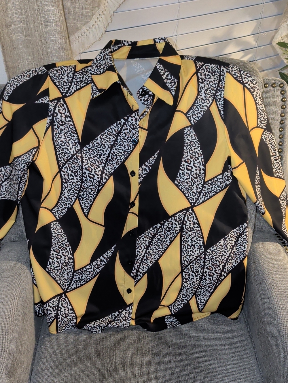 Black & Yellow Geometric Print Button-Up Shirt